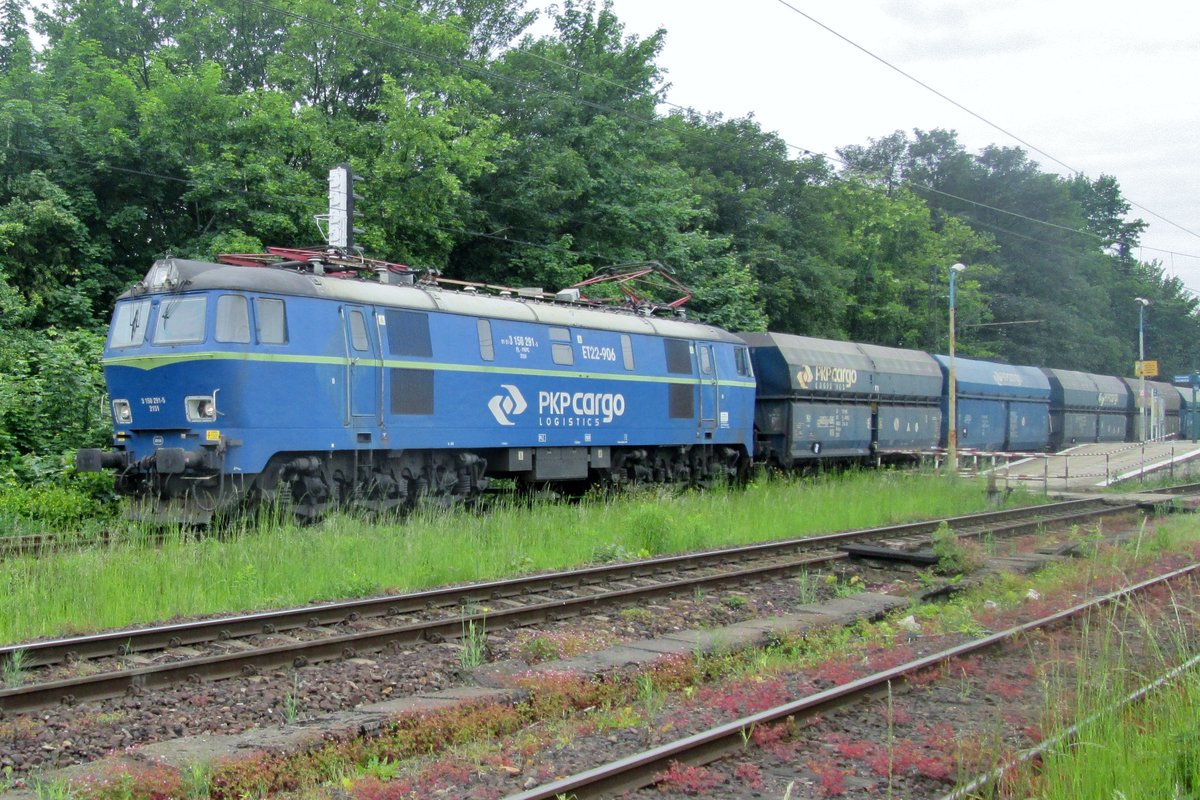 Kohlezug mit ET22-906 passiert Gliwice-Labedy am 27 Mai 2015.