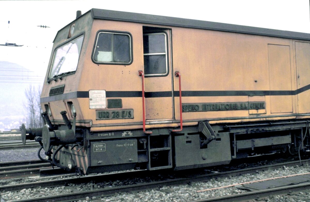 Kopfteil des Schleifzug Speno International SA Geneve URR 28 E/S in Geislingen Steige am 06.02.1982.