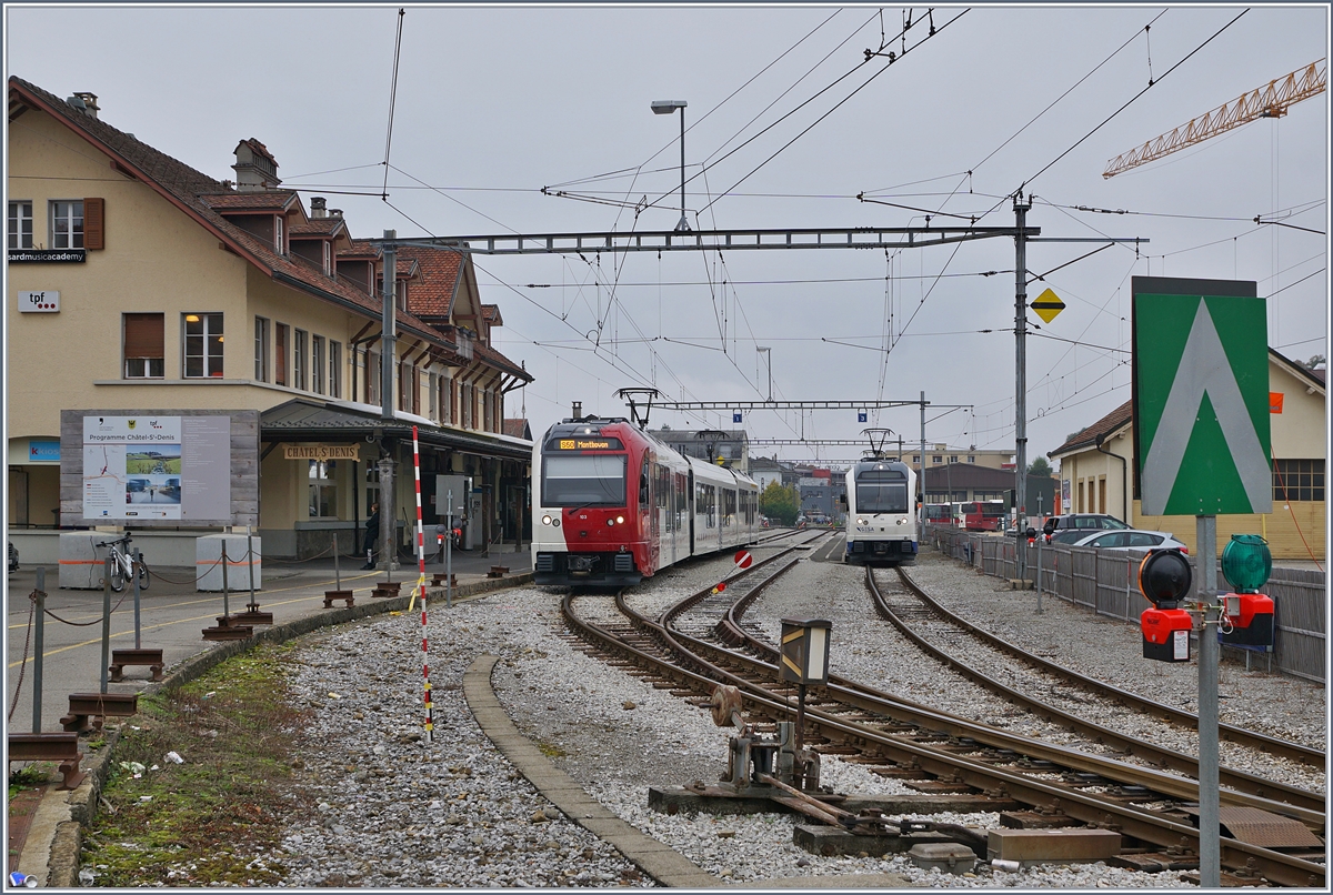 Kurz vor der Schliessung des  alten  Bahnhofs von Châtel St-Denis stehen dort zweie TPF SURF Züge wobei der Zug am Bahnsteig 1 in Kürze nach Montbovon fahren wird. 

28. Okt 2019