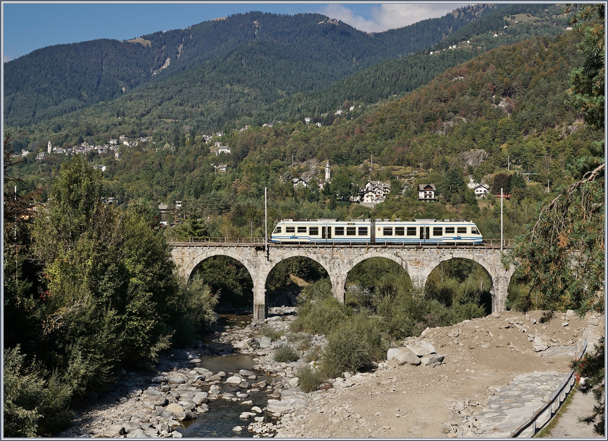 Kurz vor der Station von Malesco führt ein wunderschönes Viadukt über den Melezzo Zufluss Loana. Auf dem Bild: der mit einem Ferrovia Vigezzian SSIF ABe 4/6 geführte Regionalzug 157 von Domodossola nach Locarno. 
7. Okt. 2016