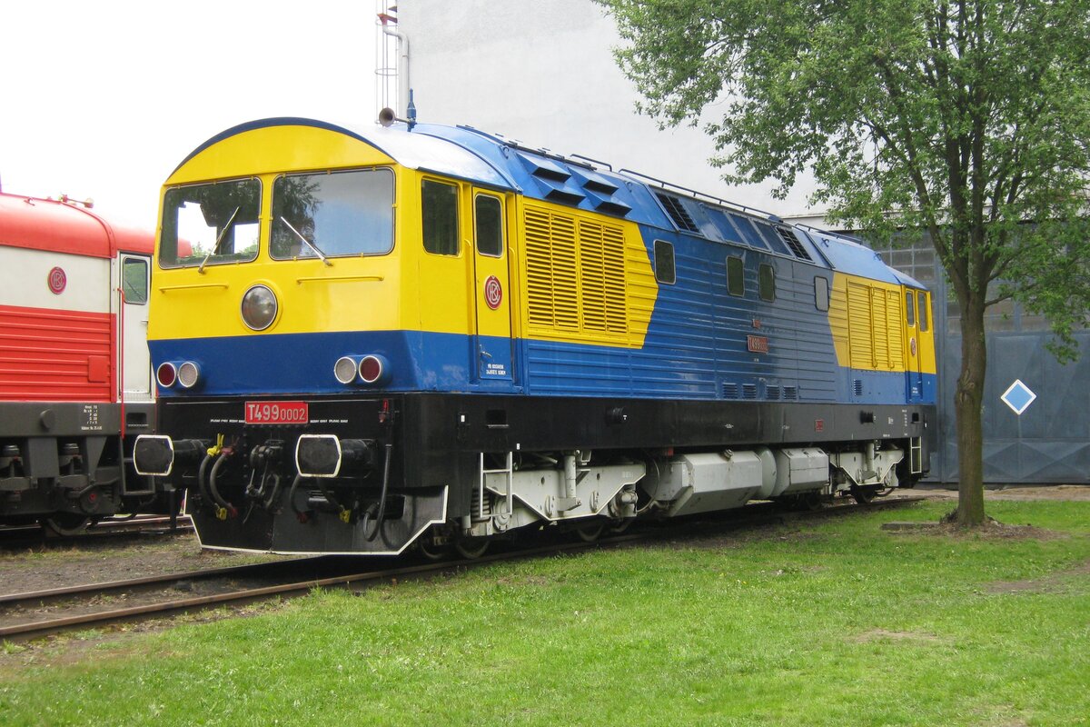 Kyklop Prototyp T499 0002 steht am 13 Mai 2012 ins Eisenbahnmuseum von Luzna u Rakovnika. In 1975 bestellten die CSD bei CKD in Prag zwei Prototypen für eine 140 km/h schnelle Streckendiesellokomotive. Schwierigheiten mit der Dieselmotor des Loks und die verschobene Prioritäten auf die Elektrifizierung machten die beide Prototypen veraltet und eine Serienbau unterblieb. Die T479 0001 wurde in ein Feuer zerstört, aber Eisenbahnliebhaber haben die 0002 betriebsfähig restauriert. Sie ist heute Eigentum des Eisenbahnmuseums in Luzna und wird regelmässig für Sonderzüge einbgesetzt.