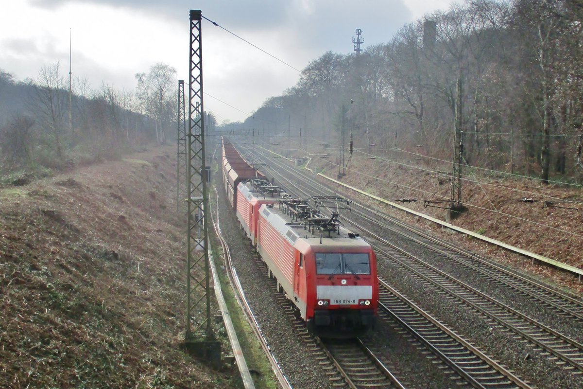 Leeren Erzbomber mit 189 074 durchfahrt Duisburg-Kaiserberg am 30 Jänner 2018. 