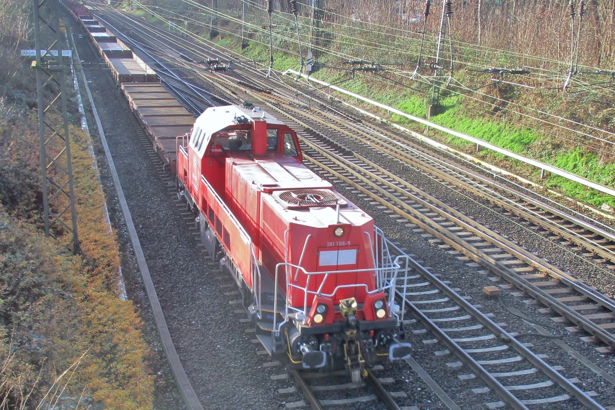 Leeren Stahlzug mit 261 108 passiert der Universität von Duisburg am 28 Dezember 2017.