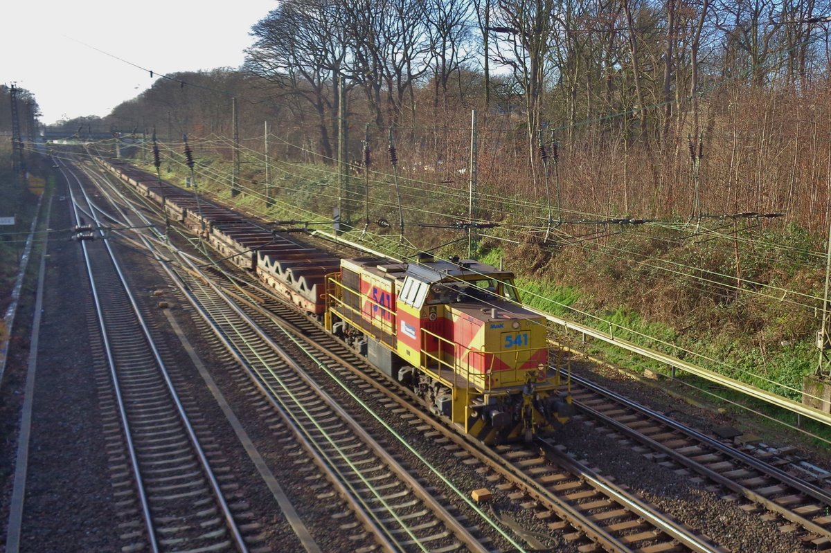 Leeren Stahlzug mit 541 durchfahrt am 28 Dezember 2017 Duisburg. Leider stand die Sonne etwas niedriger als optimal. 