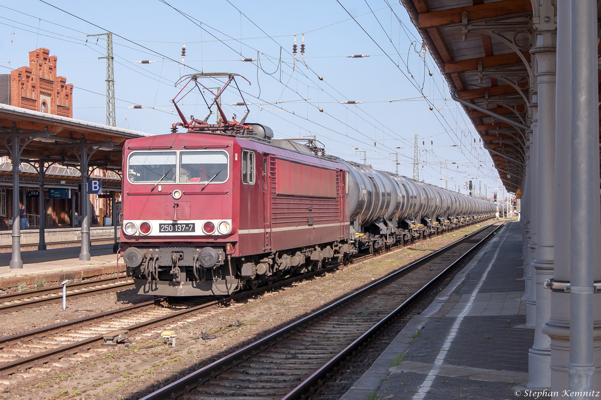 LEG 250 137-7 (155 137-3) Leipziger Eisenbahnverkehrsgesellschaft mbH mit einem Kesselzug  Dieselkraftstoff oder Gasl oder Heizl (leicht)  in Stendal und fuhr weiter in Richtung Salzwedel. 15.04.2015