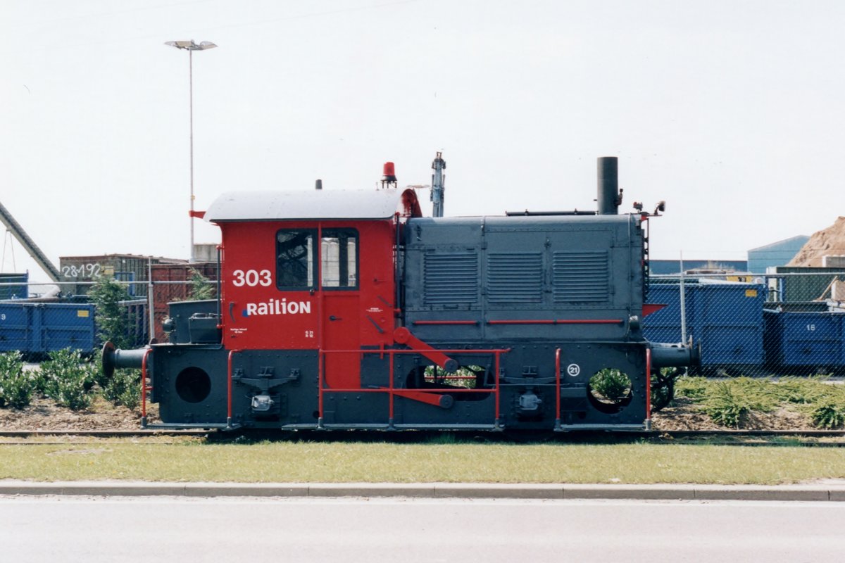 Leider bevor die verschröttung steht die witzmässig in RaiLioN-Farben gestochener 303 in Maastricht-Beatrixhaven, 9 April 2003.