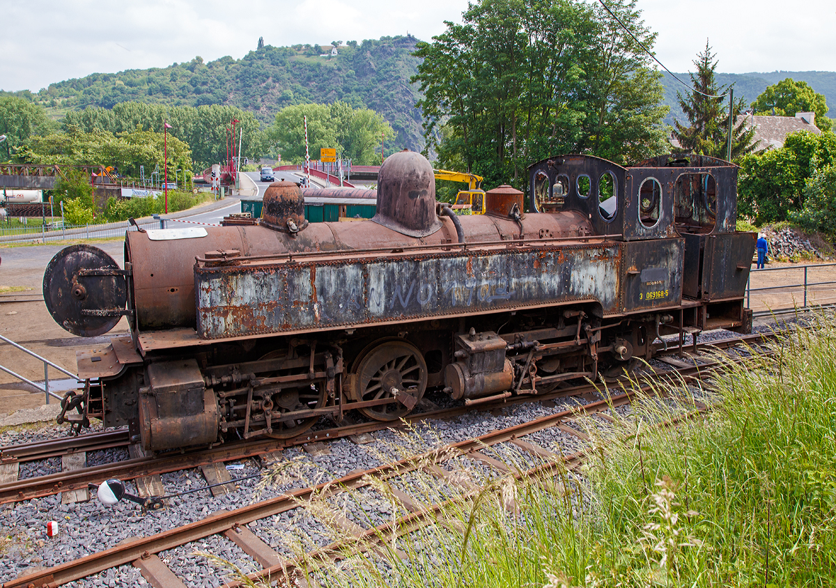 
Leider ein tristes Dasein, aber Ziel der Brohltalbahn ist es, diese Lokomotive eines Tages wieder betriebsfähig herzurichten....

Die 1.000 mm Malletdampflok BBn4vt E 168 der Brohltal Eisenbahn, ex E 168 (3 069 168-5) der portugiesischen Staatsbahn CP (Companhia dos Caminhos de Ferro de Portugueses), ex MD 408 (Caminhos de Ferro do Estado Minho e Douro), abgestellt beim Bahnhof Brohl (BE), am 24.05.2015.

Die Lok wurde 1908 von Henschel & Sohn in Kassel unter der Fabriknummer 8915 gebaut.

Technische Daten:
Bauart: B'Bn4vt
Spurweite : 1.000 mm
Fahrgeschwindigkeit: 40 km/h
Kesselüberdruck: 14 kp/cm2
Dienstmasse: 40,0 t
Achsfahrmasse: 10,0 t
Wasserkasteninhalt: 4,5 m3
Brennstoffvorrat: 1,3 t (Kohle)

Eine Schwesterlok, die ex CP E 164 ist betriebsfähig bei der Chemins de fer du Jura (CJ).
