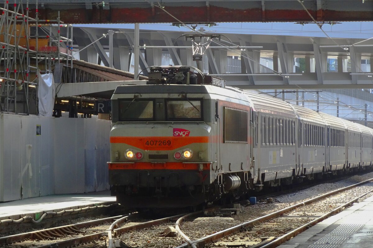 Leider mit Gegenlicht treft am 19 September 2023 SNCF 7269 mit ein CoRail aus Orleans in Paris Austerlitz ein.