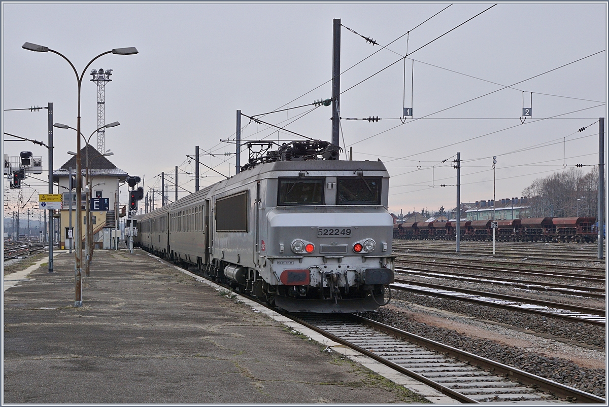Leider nur als Nachschuss bei der Rckstellung der Garnitur erwischte ich die SNCF BB 22249 in Belfort.
11. Jan. 2019