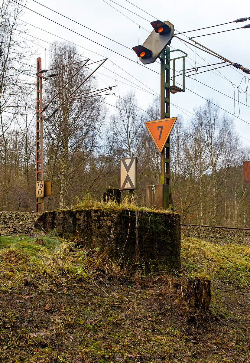 
Lichtvorsignal in Kirchhundem bei 76,0 km an der Ruhr-Sieg-Strecke (KBS 440), Fahrtrichtung Hagen, hier gezeigt  Signal Vr 0 „Halt erwarten“. Daran Lf 6 – Geschwindigkeits-Ankündesignal, ein Geschwindigkeitssignal (Lf 7) ist zu erwarten. Die Kennziffer bedeutet, dass der 10-fache Wert in km/h (hier 7x10 = 70 km/h) als Fahrgeschwindigkeit vom Signal Lf 7 ab zugelassen ist.
Davor noch die Vorsignaltafel - Signal Ne 2 zur Kennzeichnung des Standorts des Vorsignals. Eine schwarzgeränderte weiße Tafel mit zwei übereinander stehenden schwarzen Winkeln, die sich mit der Spitze berühren.
