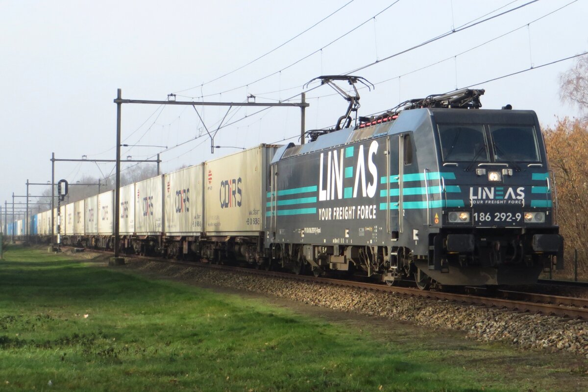 Lineas 186 292 schleppt ein umgeleiteter Containerzug durch Alverna am 10 Februari 2023.