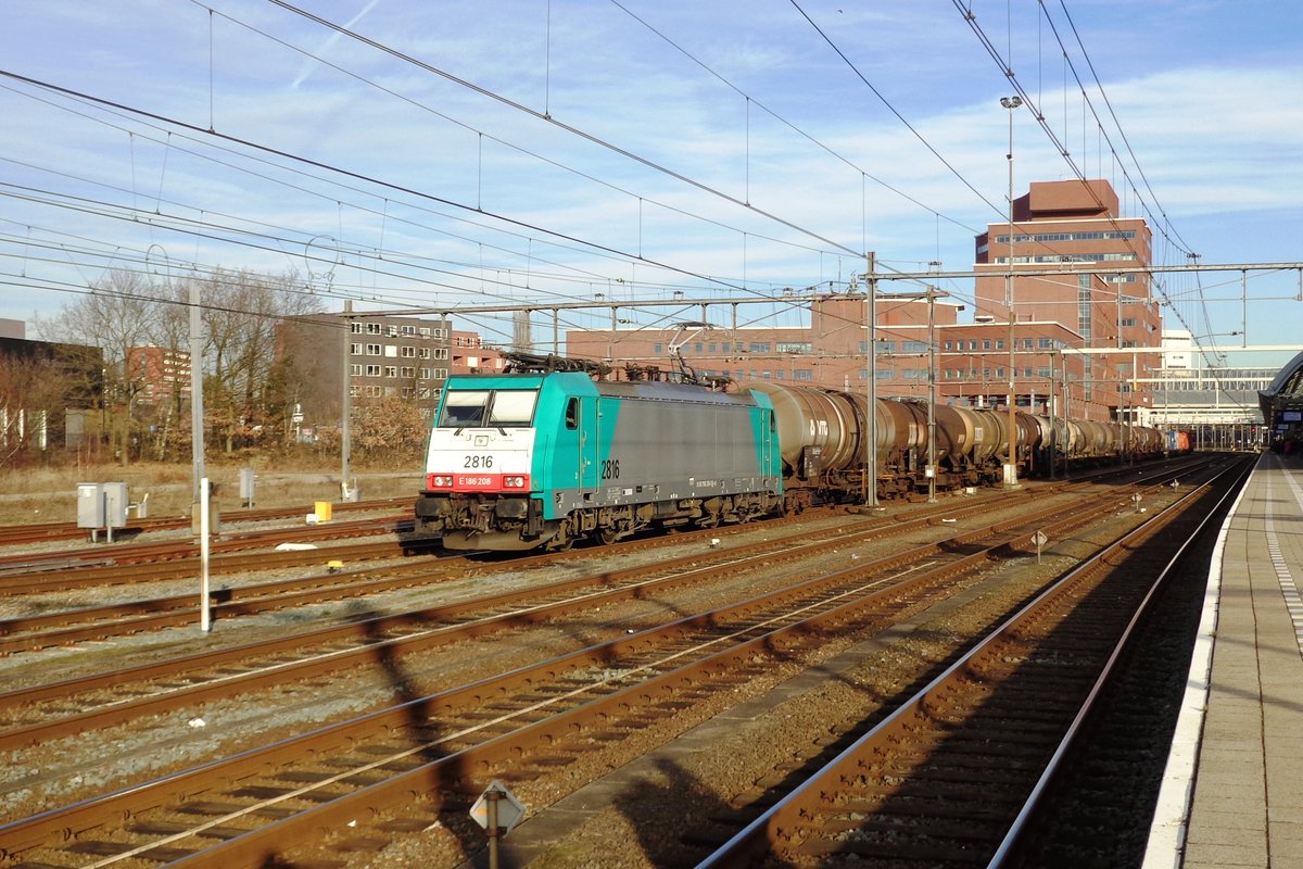 Lineas 2816 durchfahrt mit der Saxonia-Express Amersfoort am 24 Februar 2019.