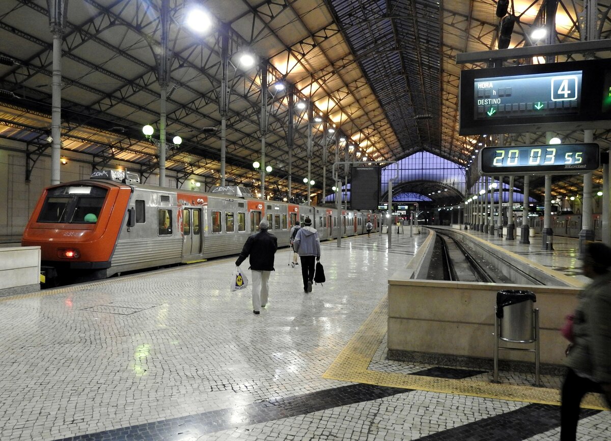 Lissabon Bahnhof Rossio mit Elektrotriebwagen CP 2355 am 30.03.2017.
