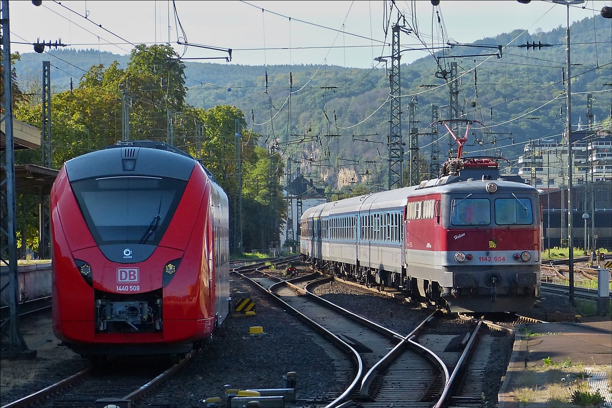 Lok 1142 654 HELENE, der Schienenverkehrsgesellschaft (SVG) aus Stuttgart durchfährt am 14.09.2019 mit einem Sonderzug den Bahnhof von Koblenz. Auf dem Abstellgleis steht Triebzug 1440 509.