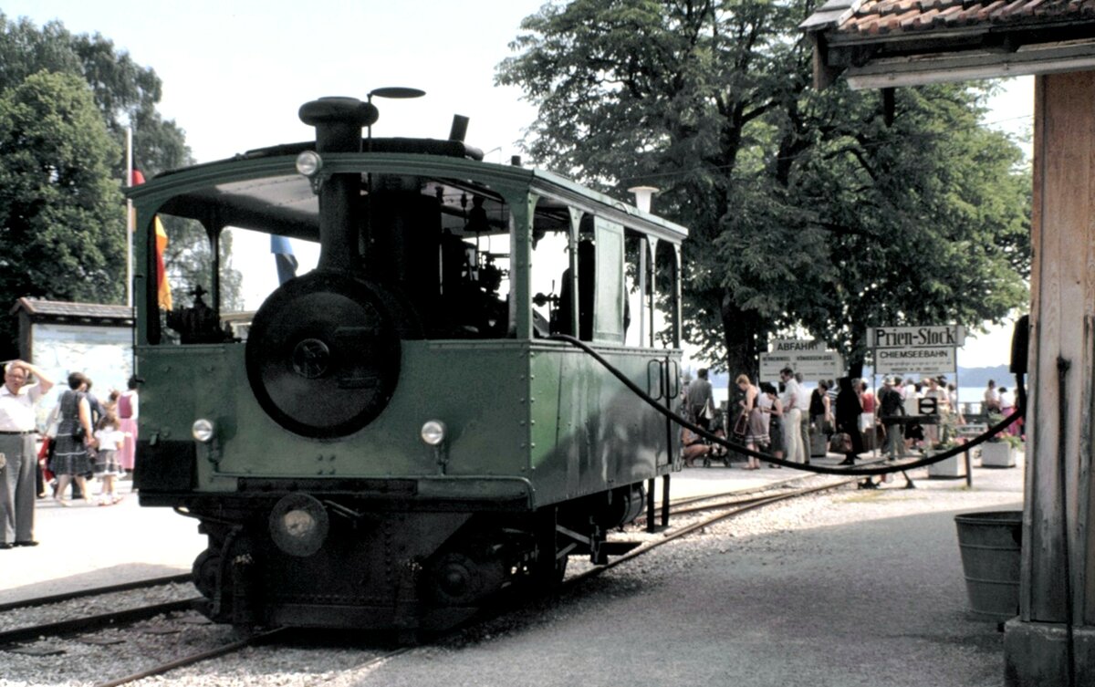 Lok Laura der Chiemseebahn beim Wasserfassen am Schiffsanleger in Prien am 15.06.1981.