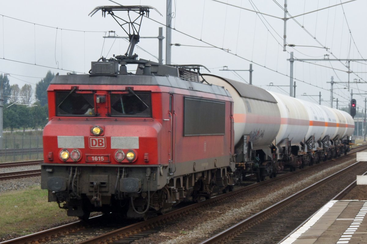 LPG-Zug mit 1615 durcheilt Lage Zwaluwe am 22 September 2016.