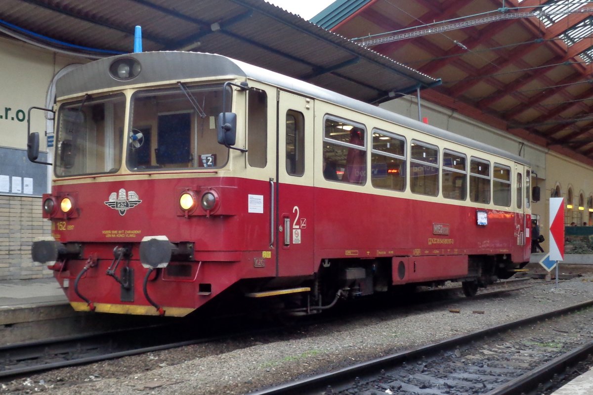 M 152-0517 steht am 5 April 2017 in Praha-Masarykovo.