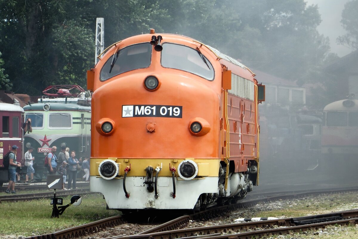 M61-019 macht Qualm während der Lokparade bei RENDEZ-2022 ins Bw Bratislava-Vychod am 25 Juni 2022.