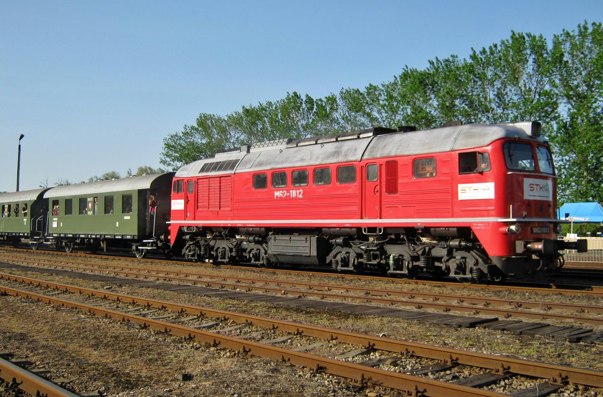 M62-1812 steht mit ex-KPEV-Garnitur am 30 April 2011 in Wolsztyn.