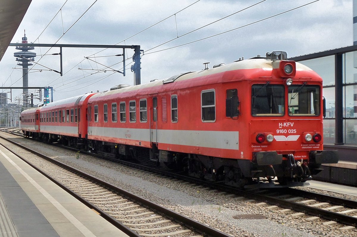 MAV 9160 025 steht am 3 Juni 2015 in Wien Hbf.