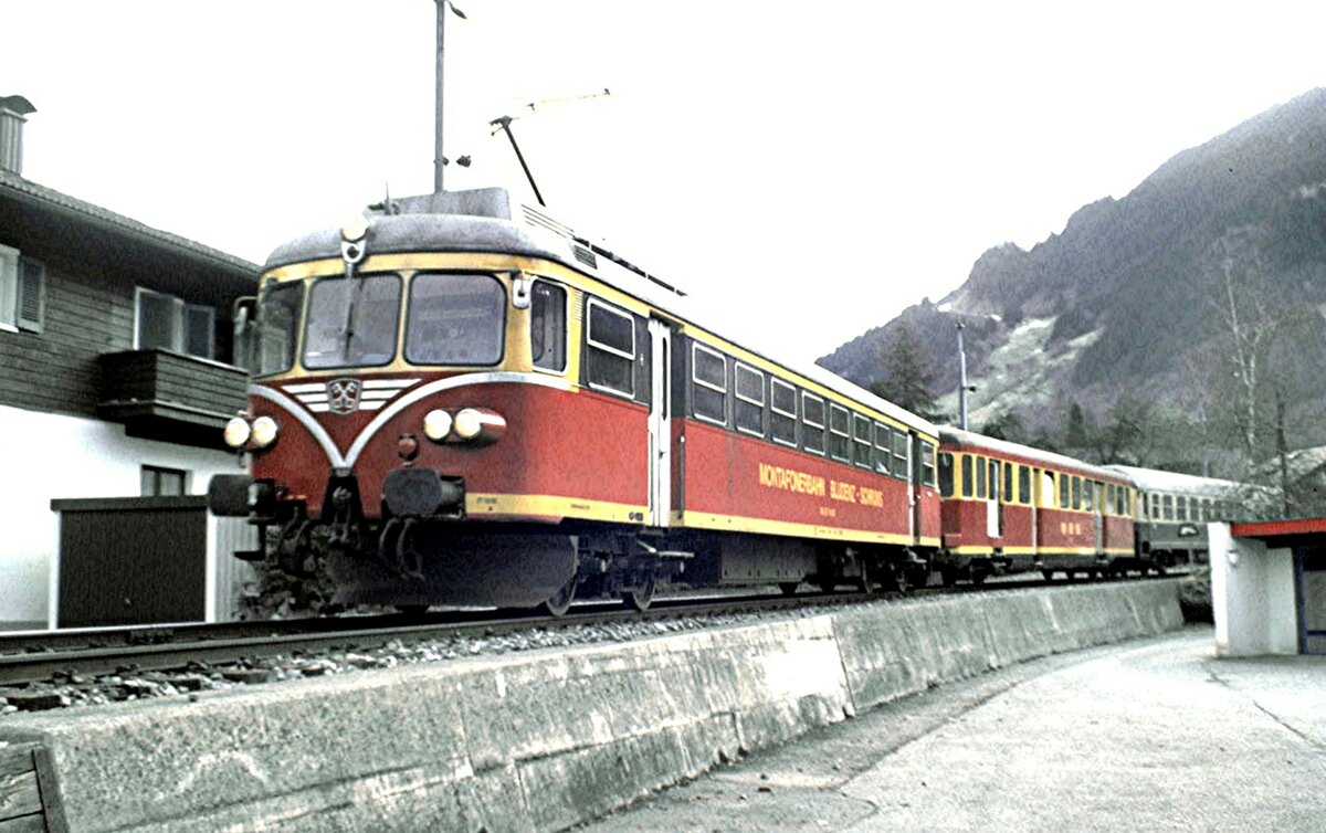 MBS Montafon-Bludenz-Schruns Bahn ET 10.103 mit Kurswagen aus dem Ruhrgebiet (Dortmund) in Schruns im März 1989.