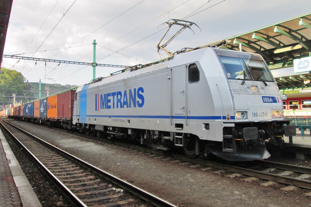 Metrans 186 437 pausiert eine Minute (Lokfhrerwechsel) in Decin hl.n. am 6 April 2017.