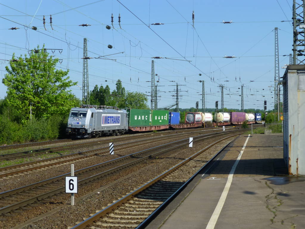 Metrans mit einem KV-Zug am 15.5.17 in Hamm, die Lok ist 368 030.