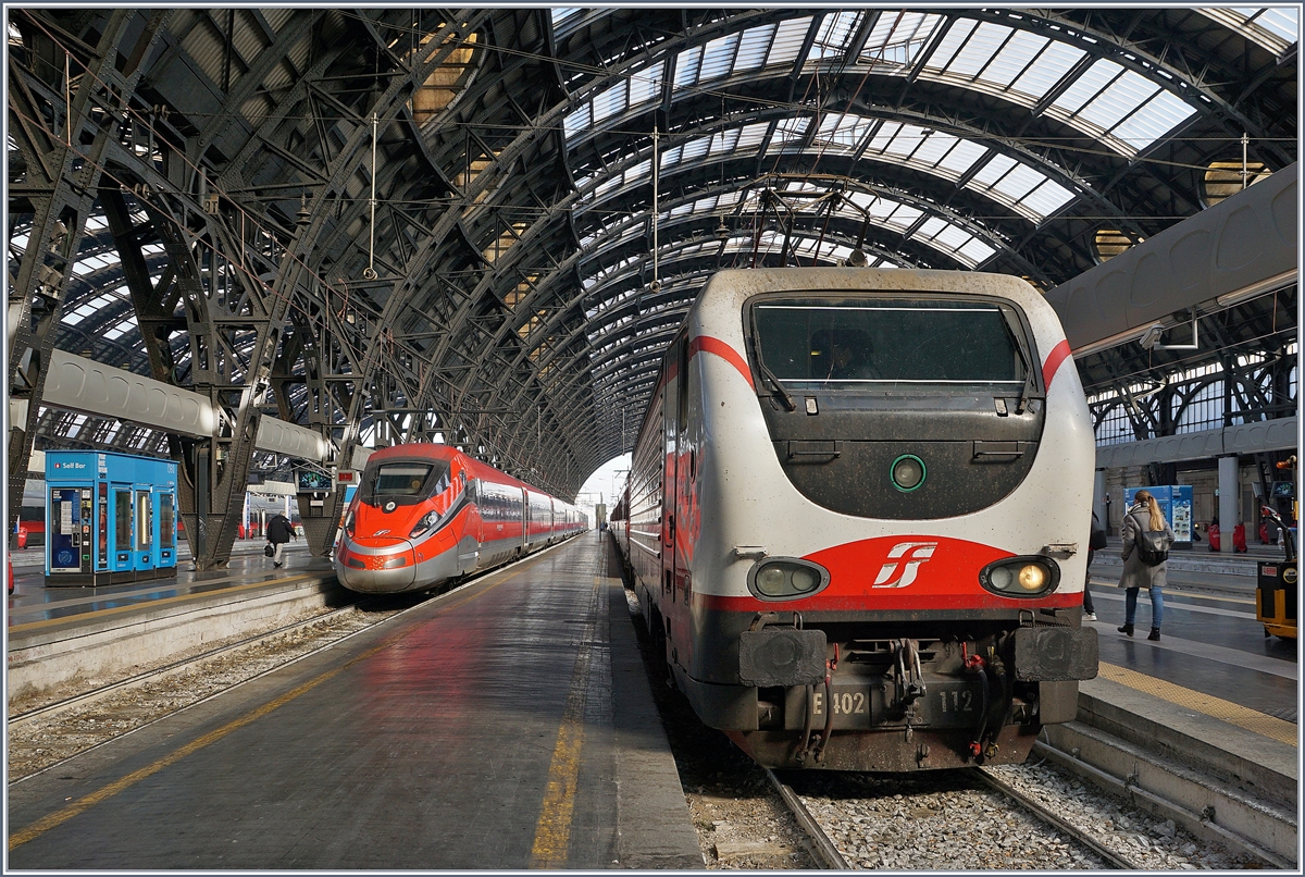 Milano Centrale, mit der FS E 402 112 im Vordergrund und den FS ETR 400 029  Frecciarossa 1000  im Hintergrund.
16. Nov. 2017