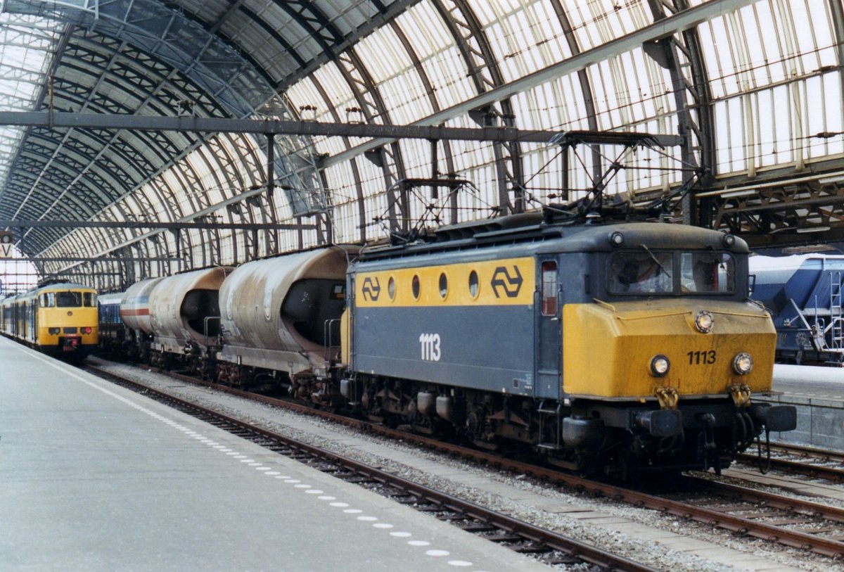 Mischguterzug mit NS 1113 steht am 4 April 1996 in Amsterdam CS.