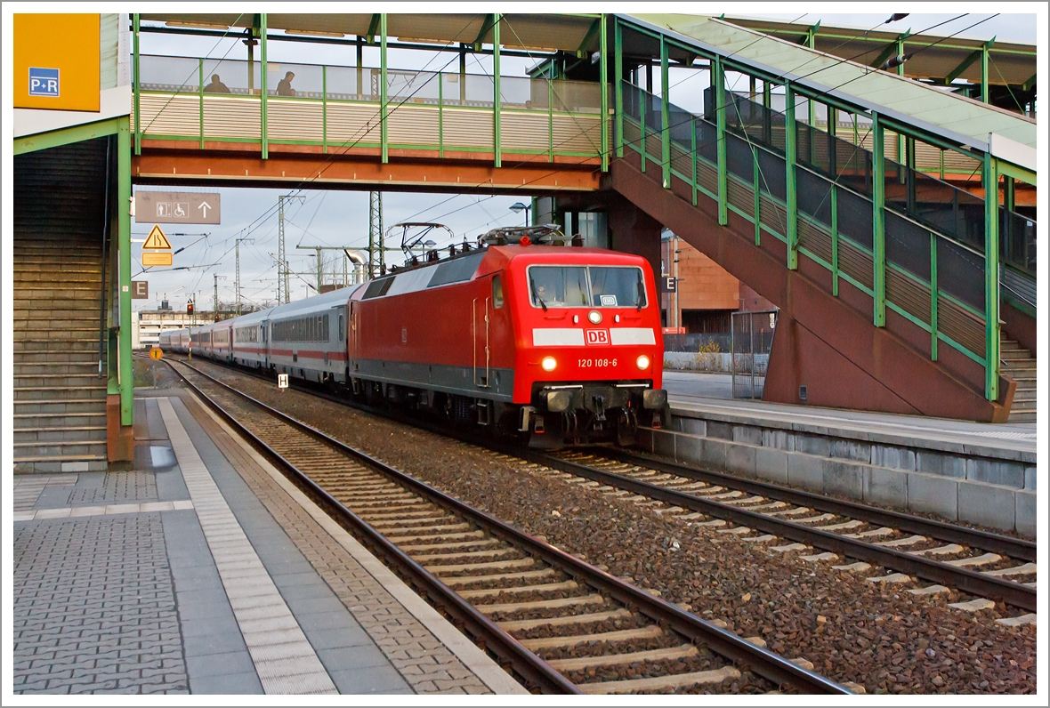 Mit 60 Minuten Versptung rauscht nun die 120 108-6 mit dem IC 2371 (Hamburg-Altona - Hannover Hbf - Frankfurt(Main) Hbf - Karlsruhe Hbf), am 23.12.2013, in den Bahnhof Gieen.