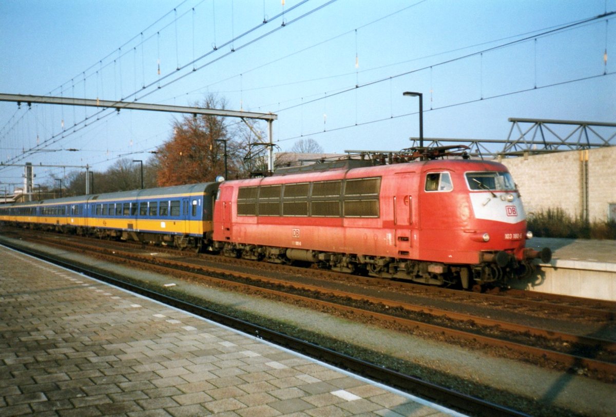 Mit ein D-Zug Eindhoven--Venlo--Mönchengladbach--Köln steht 103 180 am 23 Juni 1997 in Venlo.
