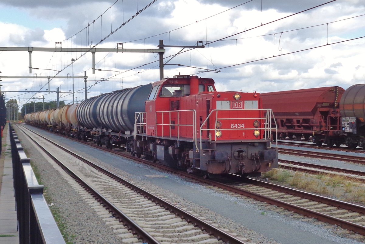 Mit ein (Knick) Kesselwagenzug treft 6434 am 24 Augustus 2018 in Lage Zwaluwe ein. 