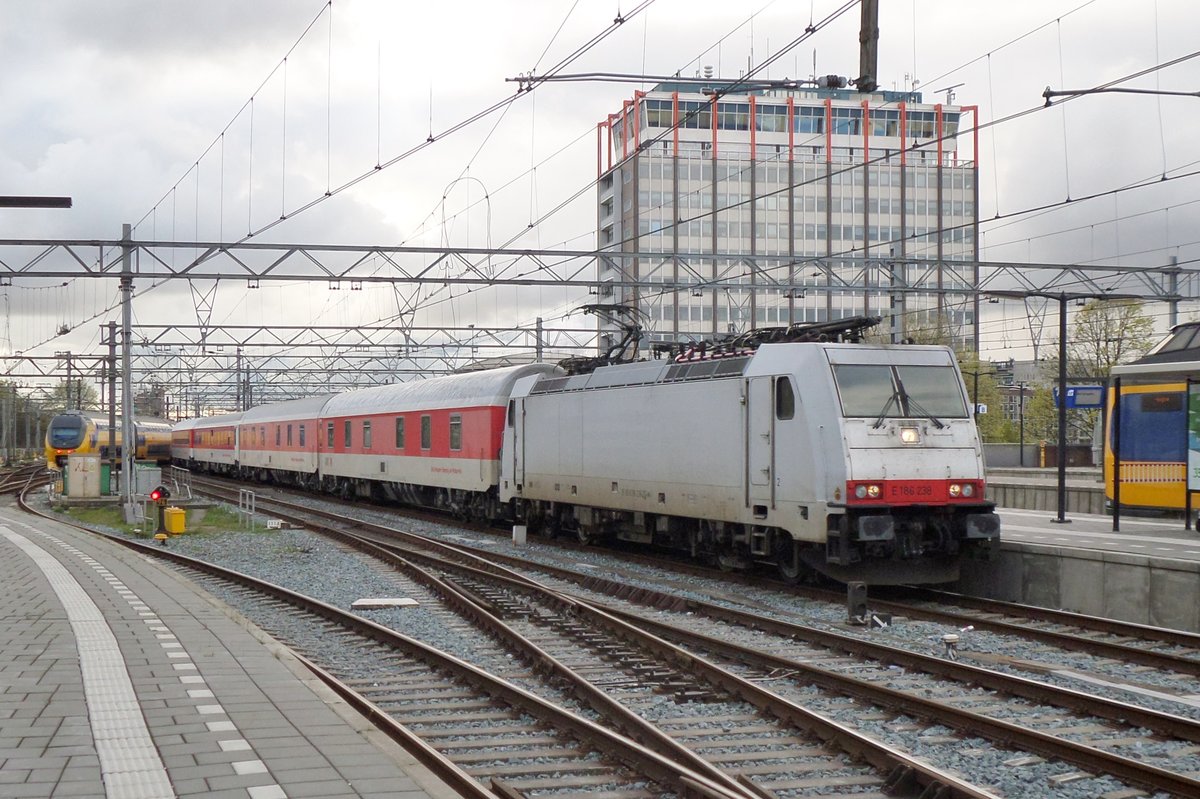 Mit ein soeben bereitgestellter CNL nach Basel und München treft am 24 April 2016 186 238 in Amsterdam Centraal ein. 