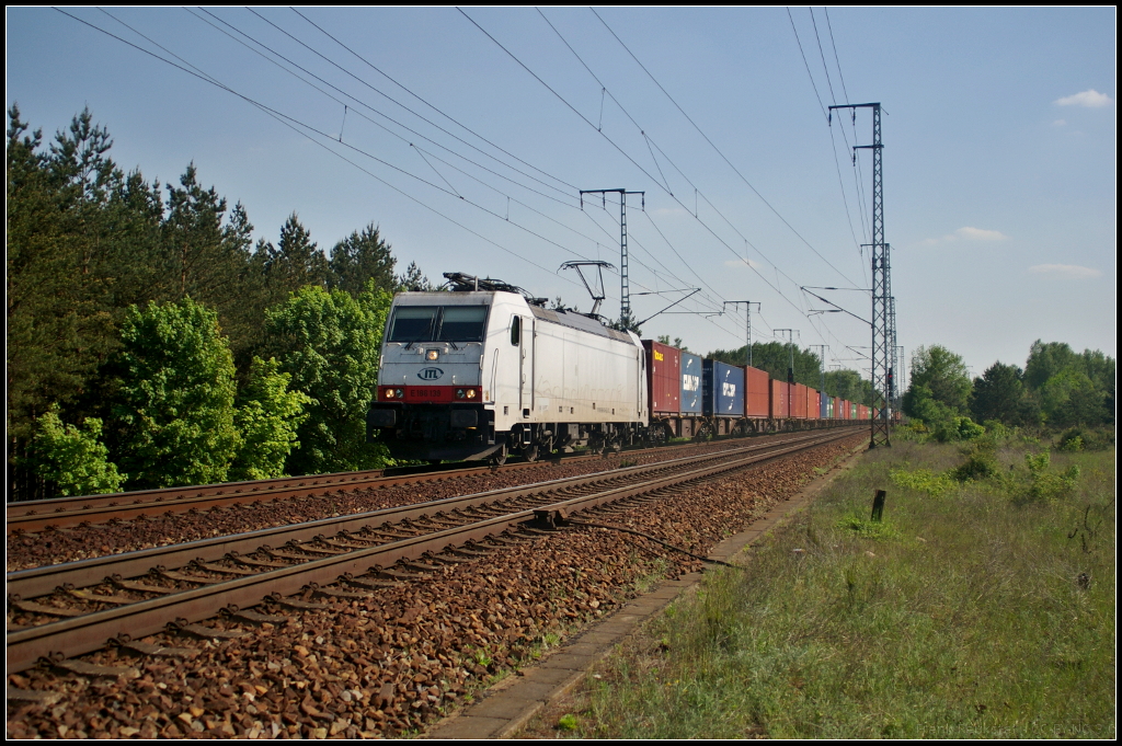 Mit einem Containerzug fuhr am 19.05.2017 die bei ITL eingesetzte E 186 139-2 durch die Berliner Wuhlheide (Standort öffentlich zugänglich)