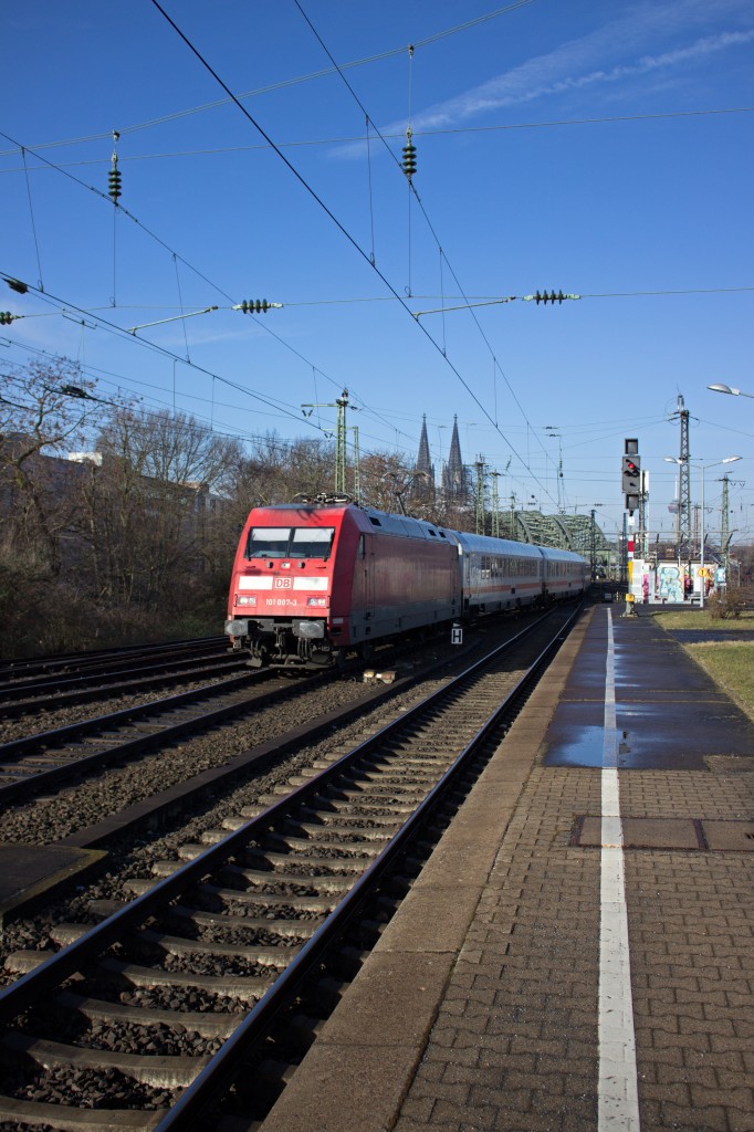 Mit einem IC nach Norddeich, der seit dem Fahrplanwechsel auf der Trasse der zuvor aus Luxemburg kommenden IC verkehrt, verlässt 101 007 am 25.02. die Hohenzollernbrücke und durchfährt den Deutzer Bahnhof.