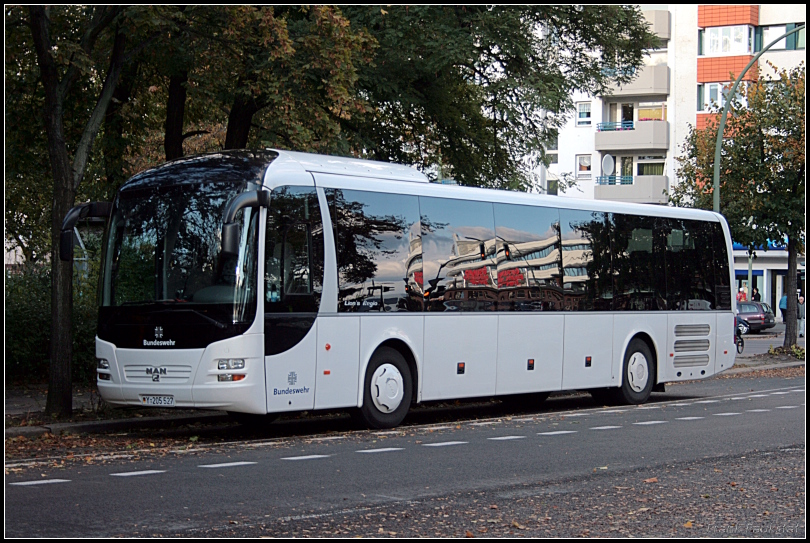 Mit einem Lion's Regio war die Bundeswehr in Berlin unterwegs. Der Bus stand am 13.10.2009 in Reinickendorf (Y-205 527)