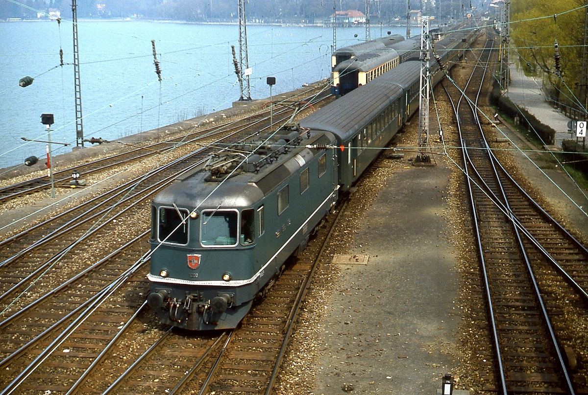 Mit einem schweizer Schnellzug fhrt Re 4/4 II 11200 im Frhjahr 1982 in Lindau ein