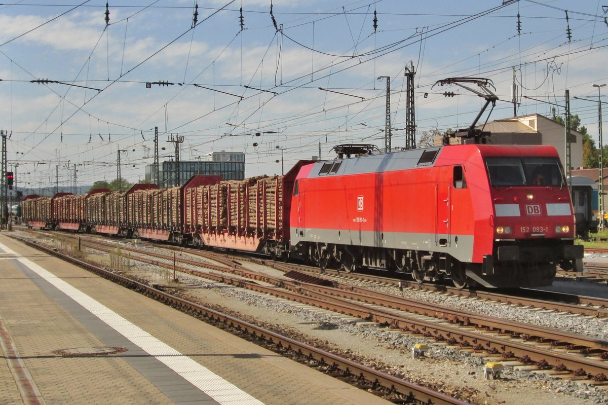 Mit fünf Holzwagen durchfahrt 152 093 Regensburg Hbf am 15 September 2015. 