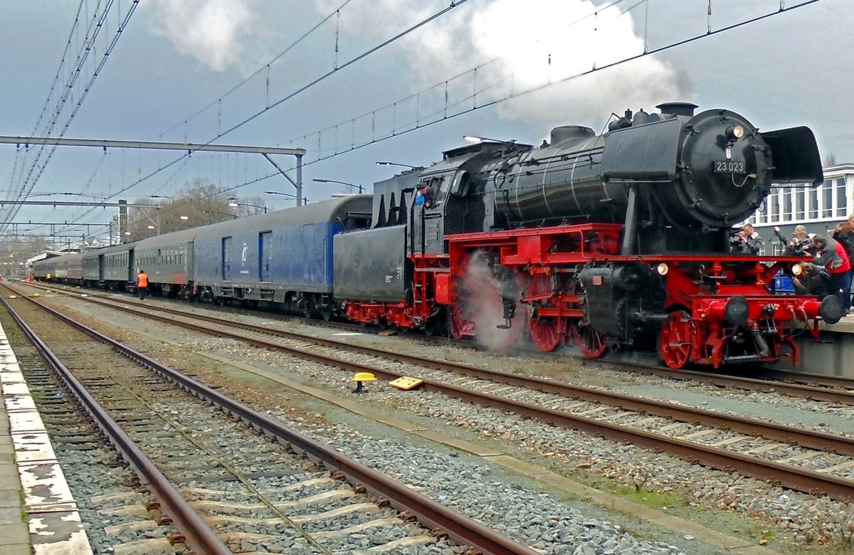 Mit der Kerst-Express nach Bonn ist am 21 Dezember 2019 SSN 23 023 in Venlo eingetroffen. In Venlo wirdr sie abgekuppelt und von einer CBB 110 ersetzt.