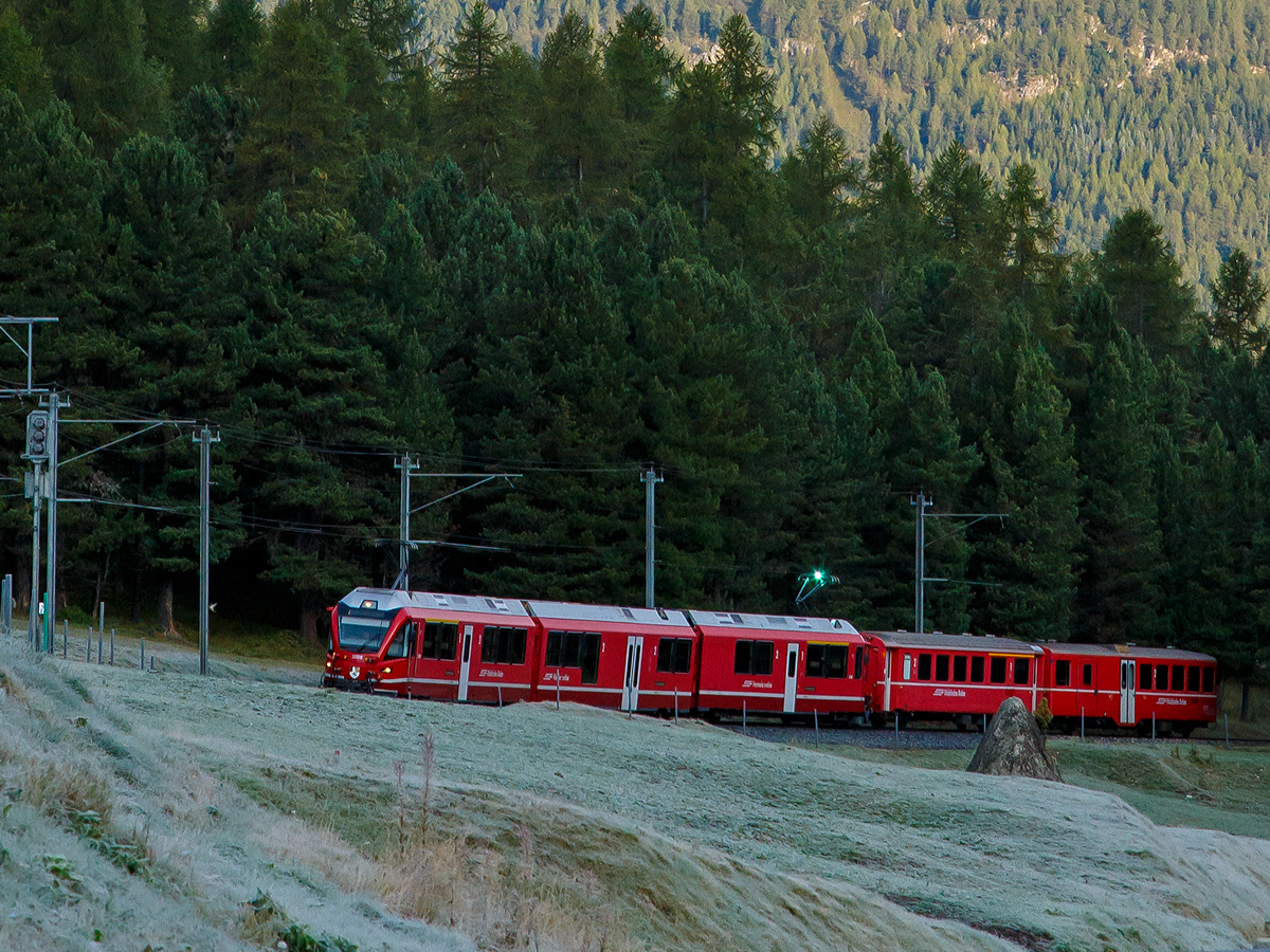 
Mit mächtig viel Bügelfeuer kommt der 3-teilige RhB ALLEGRA-Zweispannungstriebzug (RhB ABe 8/12) 3508  Richard Coray  mit 2 angehangenen Personenwagen am morgen des 13.09.2017, mit dem  RhB Regio-Zug von Chur via St. Moritz nach Tirano, bald in Pontresina an. 

Noch ist die Sonne nicht ins Tal vorgedrungen, so ist es noch sehr kalt hier.