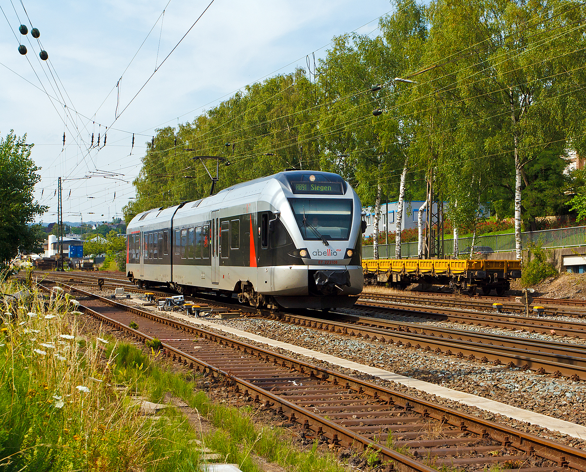 
Mit neuer Fahrzeugbezeichnung....ET 222106  Siegen  (94 80 0426 105-3 D-ABRN / 94 80 0826 105-9 D-ABRN), ex ET 22 006,  (2-teiliger Stadler Flirt EMU 2 bzw. BR 0426.1) der Abellio Rail NRW fährt am 14.07.2014 von Kreuztal weiter in Richtung Siegen. Er fährt als RB 91  Ruhr-Sieg-Bahn  die Strecke Hagen-Siegen.

Diese Fahrzeuge hat die Abellio über die CBRail Ltd. geleast. Der Triebzug wurde 2007 von Stadler unter der Fabriknummer 37645 gebaut.