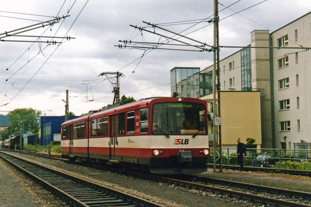 Mit der S-1 nach Lambrechtshausen verlsst SLB-44 Salzburg-Itzling am 30 Mai 2004.