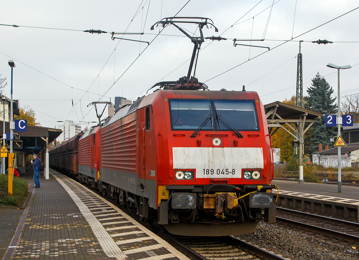 
Mit über 17.000 PS und bis zu 6.000t durchs Rheintal...
Die 189 045-8 und 189 042-5 der DB Schenker Rail Deutschland AG ziehen in Doppeltraktion einem Erzzug (mit Falrrs 153 Wagen) am 31.10.2015 durch den Bahnhof Bonn-Beuel in Richtung Koblenz.

Diese schweren Züge werden mit der Automatischen UIC-Kupplung (AK) gefahren, die Wagen haben keine Seitenpuffer.

Beide Siemens ES 64 F4 haben die Zugsicherungssystem-Komponenten für Deutschland und Niederlande installiert (Class 189-VJ) und wurden 2004 von Siemens in München gebaut. Die 189 045-8 (91 80 6189 045-8 D-DB) unter der Fabriknummer 20728, die 189 042-5 (91 80 6189 042-5 D-DB) unter der Fabriknummer 20722. 