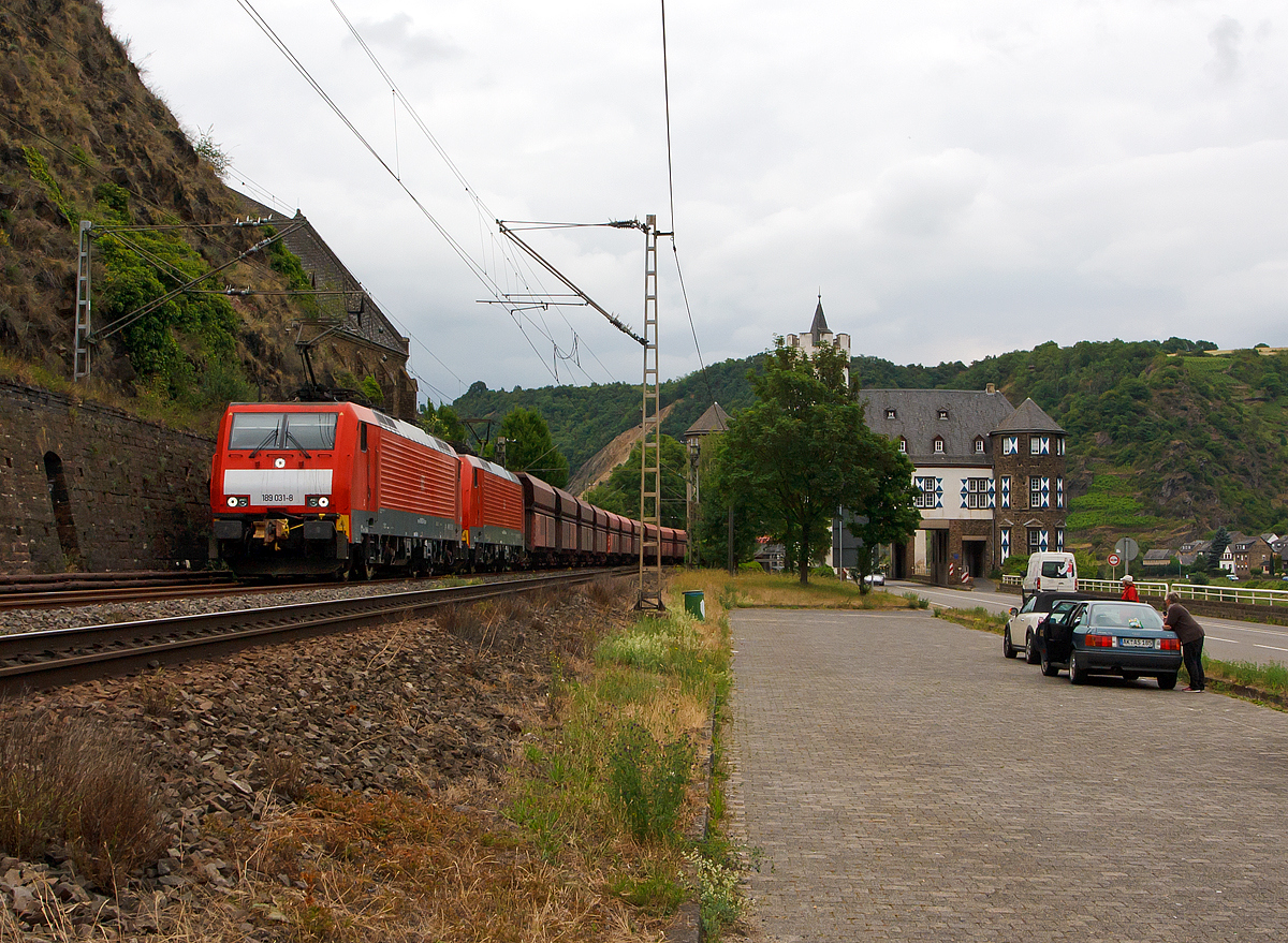 
Mit über 17.000 PS durchs Mosel Tal.... 
189 031-8 und 189 040-9 der DB Schenker Rail Deutschland AG ziehen einem Erzzug (mit Falrrs 153 Wagen) am 20.06.2014 bei Kobern-Gondorf auf der Moselstrecke (KBS 690) in Richtung Trier. 

Diese schweren Züge werden mit der Automatischen UIC-Kupplung (AK) gefahren, die Wagen haben keine Seitenpuffer. 

Beide Siemens ES 64 F4  haben die Zugsicherungssystem-Komponenten für Deutschland und Niederlande installiert (Class 189-VJ) und wurden 2004 von Siemens in München gebaut. Die 189 031-8 (91 80 6189 031-8 D-DB / EBA 00A23A 009) unter der Fabriknummer 20709, die 189 040-9 (91 80 6189 040-9 D-DB /  EBA 00A23A 018) unter der Fabriknummer 20718.