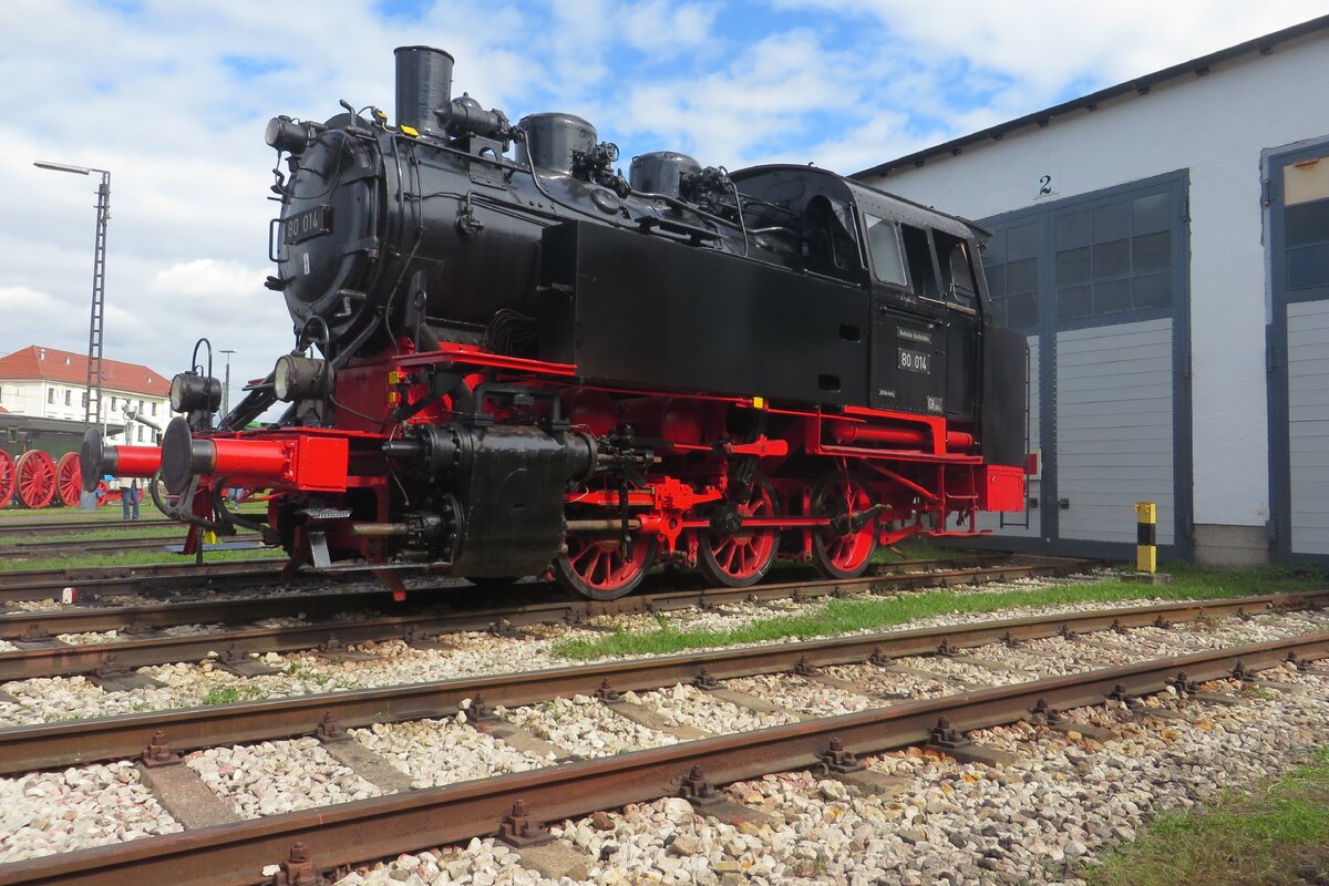 Mit der Untergang von das Süddeutsches Eisenbahnmuseum Heilbronn hat u.A. das Bayerisches Eisenbahnmuseum in Nördlingen einige Neuzugänge bekommen. Eine davon ist 80 014, den am 26 Mai 2022 ins BEM fotografiert wurde.