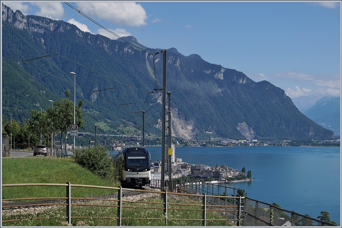 Montreux, der Lac Léman, Berge und auch noch, wenn auch nur klein, ein Zug, genauer, ein MOB Alpina auf dem Weg nach Zweisimmen. Dieses Panormami bietet die aussichtsplattform bei der Station Châtelard VD.
3. Juli 2017