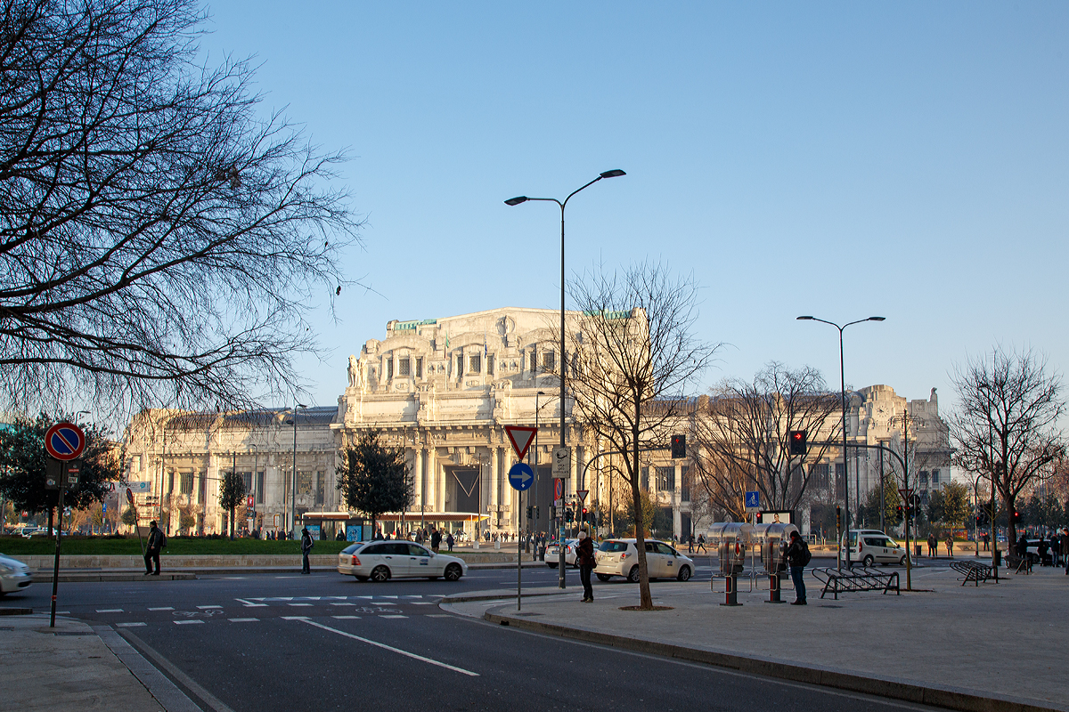 
Morgendlicher Blick auf die Front von dem Empfangsgebäude vom Milano Centrale (Mailand Zentral) am 29.12.2015.