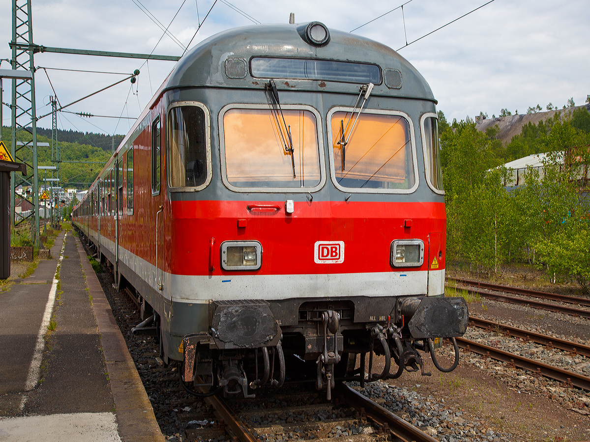 
n-Wagen Nahverkehrs-Steuerwagen 2. Klasse „Karlsruher Kopf“ , D-DB 50 80 82-34 347-8 Bnrdzf 470, ex BDnrzf 740.2, der DB Regio NRW abgestellt (mit dem RE 9-Verstärker) am 17.05.2015 im Bahnhof Niederschelden.

Als n-Wagen wird eine Gattung von Personenwagen der Deutschen Bundesbahn bezeichnet. Umgangssprachlich ist die Wagengattung als Silberling bekannt geworden. Diese Bezeichnung verdanken die Nahverkehrswagen ihrem Wagenkasten aus blankem Edelstahl mit aufgebürstetem Pfauenaugenmuster.

Technische Daten:
Baujahr: 1977
Hersteller (Umbau): AW Karlsruhe
Spurweite: 1.435 mm
Anzahl der Achsen: 4 in zwei Drehgestelle
Drehzapfenabstand: 19.000 mm
Achsabstand im Drehgestell: 2.500 mm
Drehgestellbauart: Minden-Deutz 430
Länge über Puffer: 26.400 mm
Wagenkastenbreite: 2.825 mm
Höchstgeschwindigkeit: 140 km/h
Eigengewicht: 33 t
Sitzplätze: 80 (2. Klasse)
