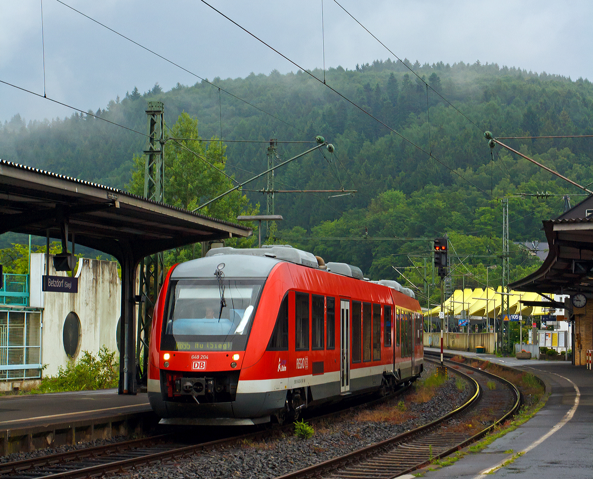 
Nach dem Regen hängt wieder ein Dunstschleier über dem Berg.....
Der Dieseltriebwagen 648 204 / 704 ein Alstom Coradia LINT 41 der DreiLänderBahn fährt am 11.06.2014 als RB 95 (Dillenburg-Siegen-Au/Sieg) in den Bahnhof Betzdorf/Sieg ein.