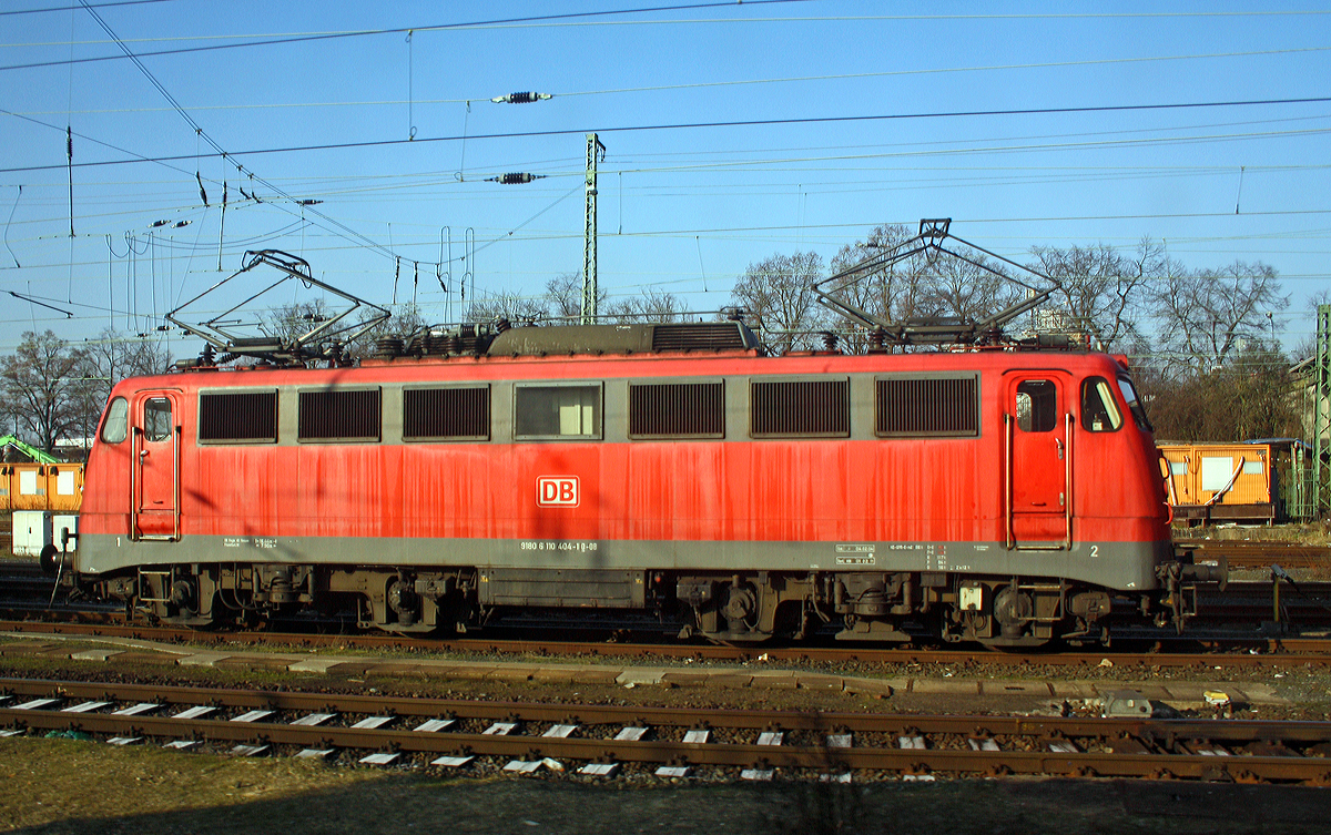 Nach drei Jahren, schon historisch.....
Die 110 404-1 (91 80 6110 404-1 D-DB) der DB Regio, ex DB E 10 404, ist am 30.01.2011 beim Bf Gießen abgestellt (aufgenommen aus einem Zug). 

Die Bügelfalte wurde 1966 von Krauss-Maffei AG in München unter der Fabriknummer 19179 gebaut, die elektrische Ausrüstung ist von Siemens-Schuckert-Werke (SSW), und an die DB als E 10 404 geliefert. Im Jahr 1968 erfolgte dann die Umzeichnung in DB 110 404-1, unter dieser Bezeichnung (in verschiedenen Farbgebungen) war die E10 bis zur z-Stellung am 01.11.2011 im Einsatz. Leider erfolgte am 21.02.2012 die Verschrottung bei der Fa. Bender in Opladen.
